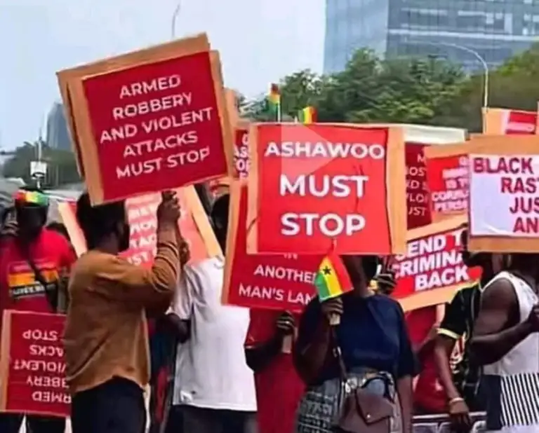 Ghanaians-protesting-against-Nigerians-in-Accra1-e1753646313531-860x692.jpg